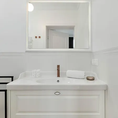 Apartment Piekny Na Starym Miescie Blisko Fontanny Neptuna By Renters