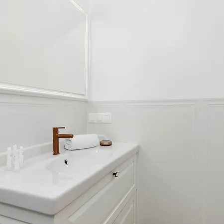Piekny Na Starym Miescie Blisko Fontanny Neptuna By Renters *